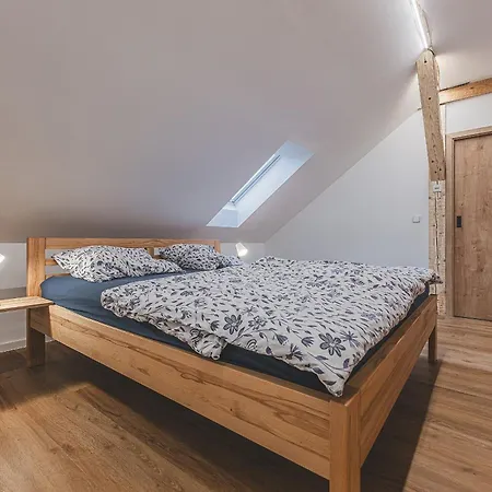 Rodinny Se Zahradni Virivkou Hradec Králové
