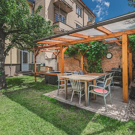 Rodinny Se Zahradni Virivkou Apartament Hradec Králové